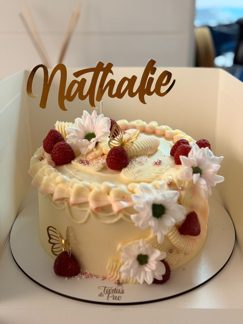 Tarta de buttercream con margaritas y fresas, con el sello de Tartas de Pao